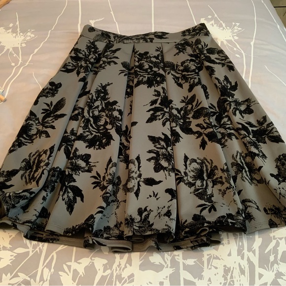 Faith & Joy Pleated Skirt Grey Silver Black Jacquard Pattern Size M - Picture 5 of 10